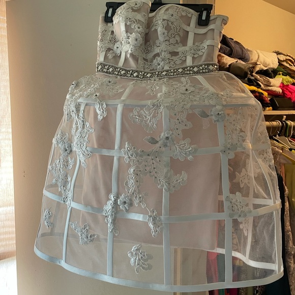 Beautiful white and nude cocktail/wedding dress. - Picture 2 of 5